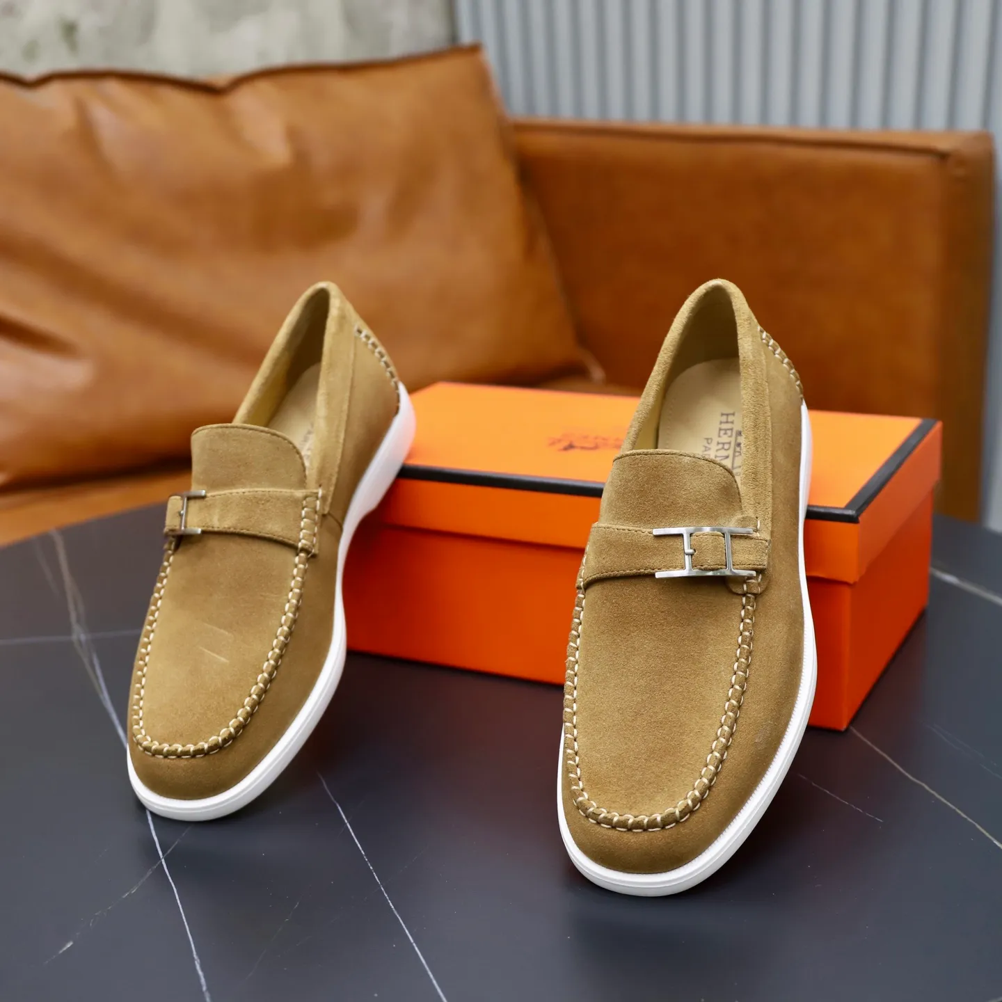 Ex-factory price: 540💰Hermès/Hermès slip-on men's shoes. This shoe is made of imported cow suede leather, with simple and smooth lines, and a 3CM rubber foam ultra-light sole combined with aerodynamic design! Youthful and fashionable, H button decoration, contrasting leather embellishment on the heel, calf lining to gently wrap your feet, with embossed logo cowhide feet, leather rock strips, casual and urban style, highlighting youthful vitality, sports and leisure version, super versatile Size number: 38-39-40-41-42-43-44 Standard leather shoe size (45 can be customized but does not support returns)